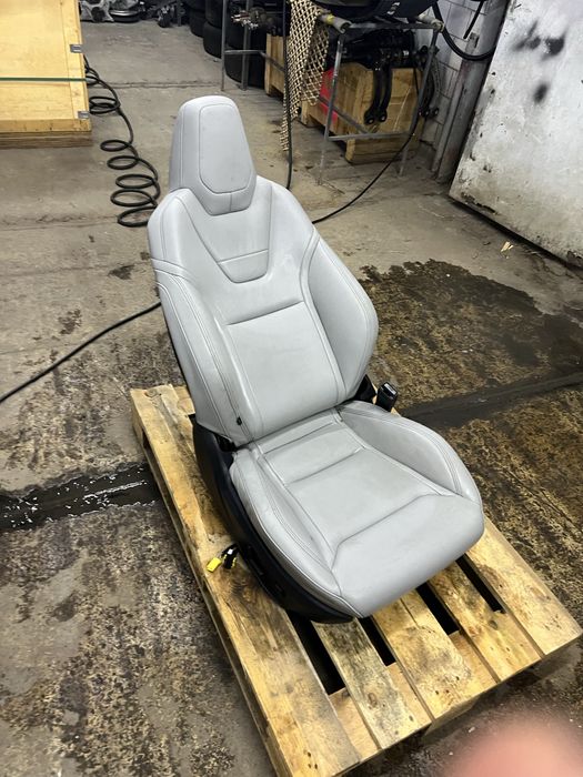 Tesla model s деталі салону
