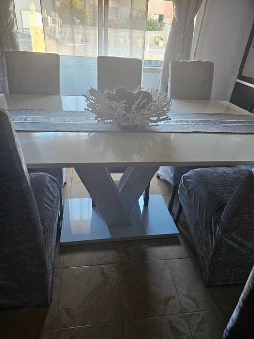 Vendo mesa com 6 cadeiras