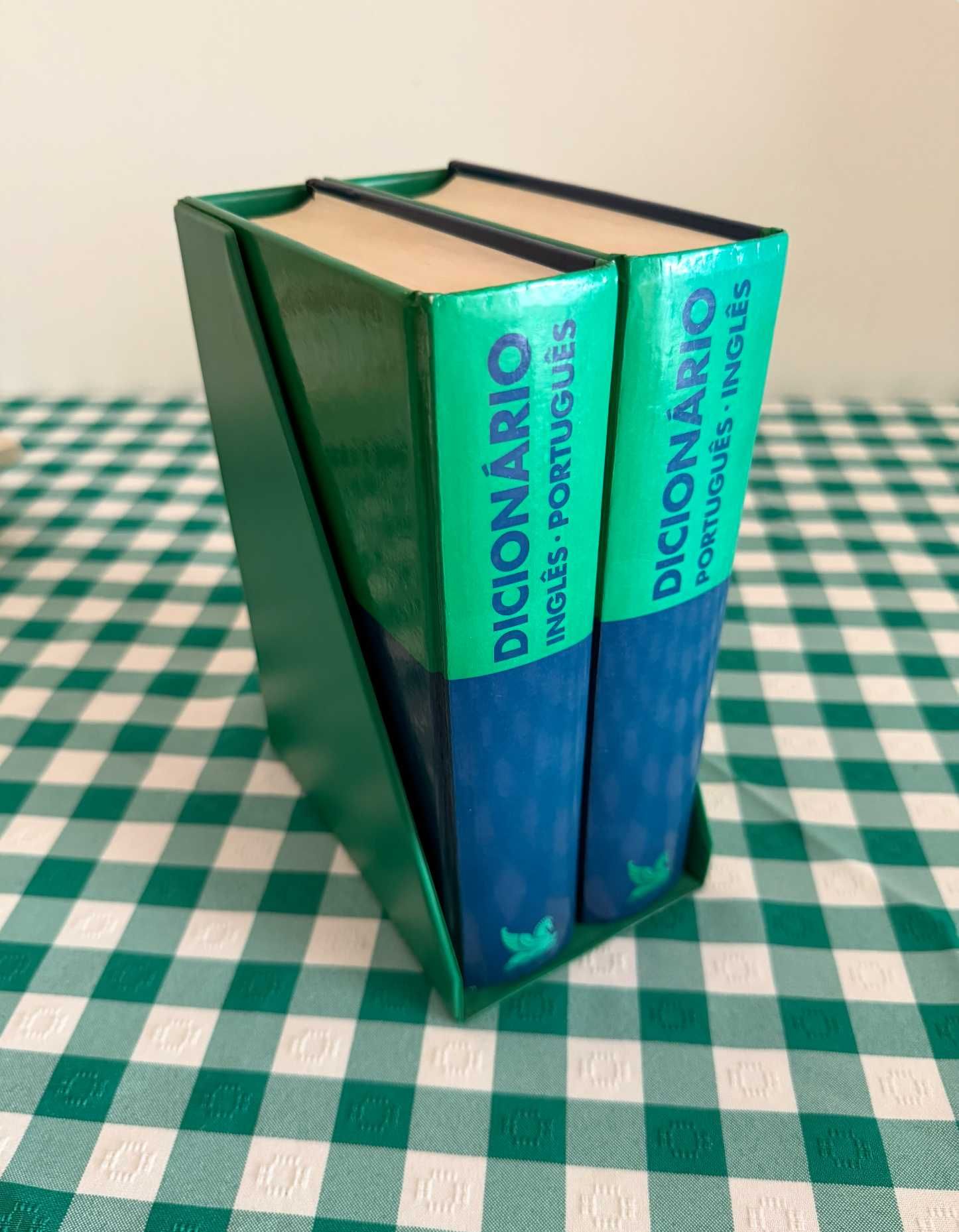 Dicionário Inglês - Português e Português - Inglês, da Porto Editora