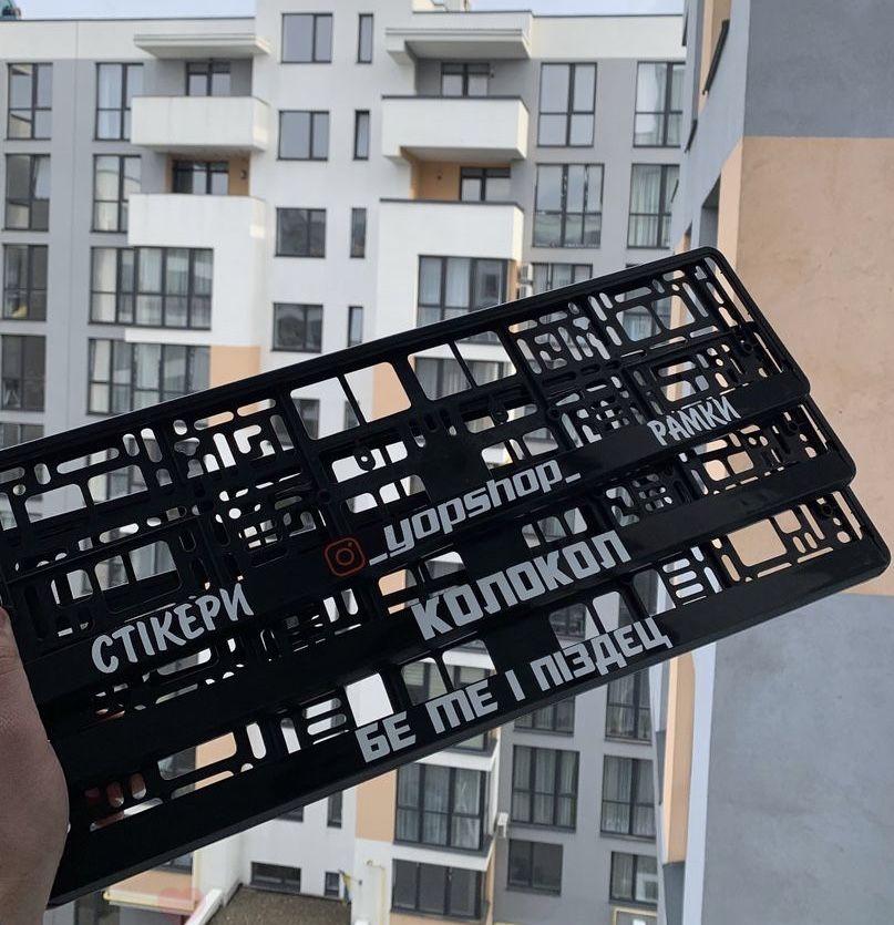 Швидке виготовлення Шукаєте рамки номерного знака з логотипом?