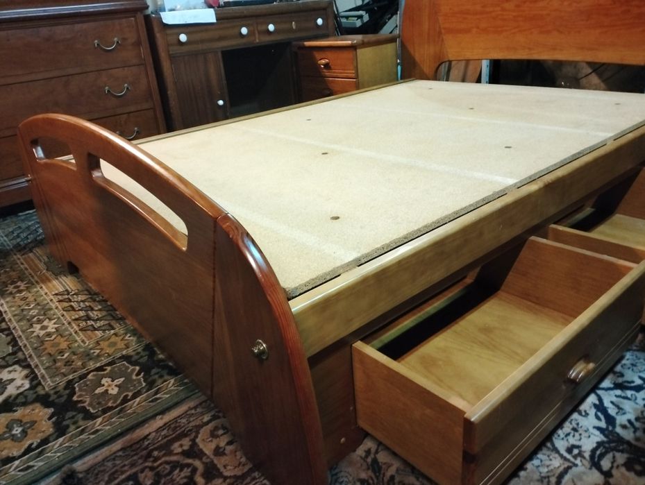 Cama de casal com 2 mesinhas