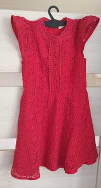 Piękna koronkowa czerwona sukienka