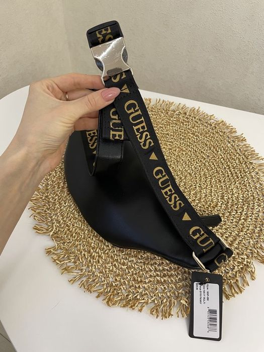 Wyprzedaż Guess elegancka nerka na każdą okazję