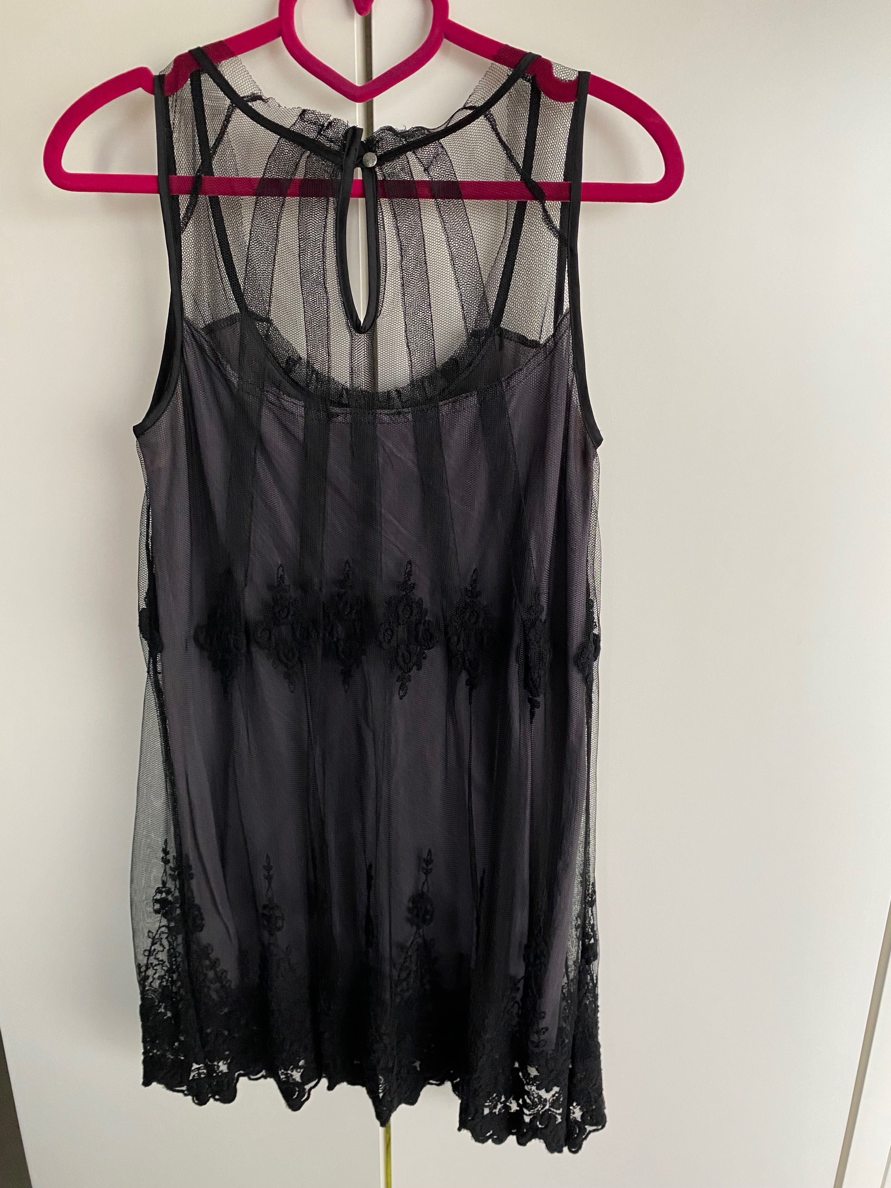 Vestido preto com tule bordado
