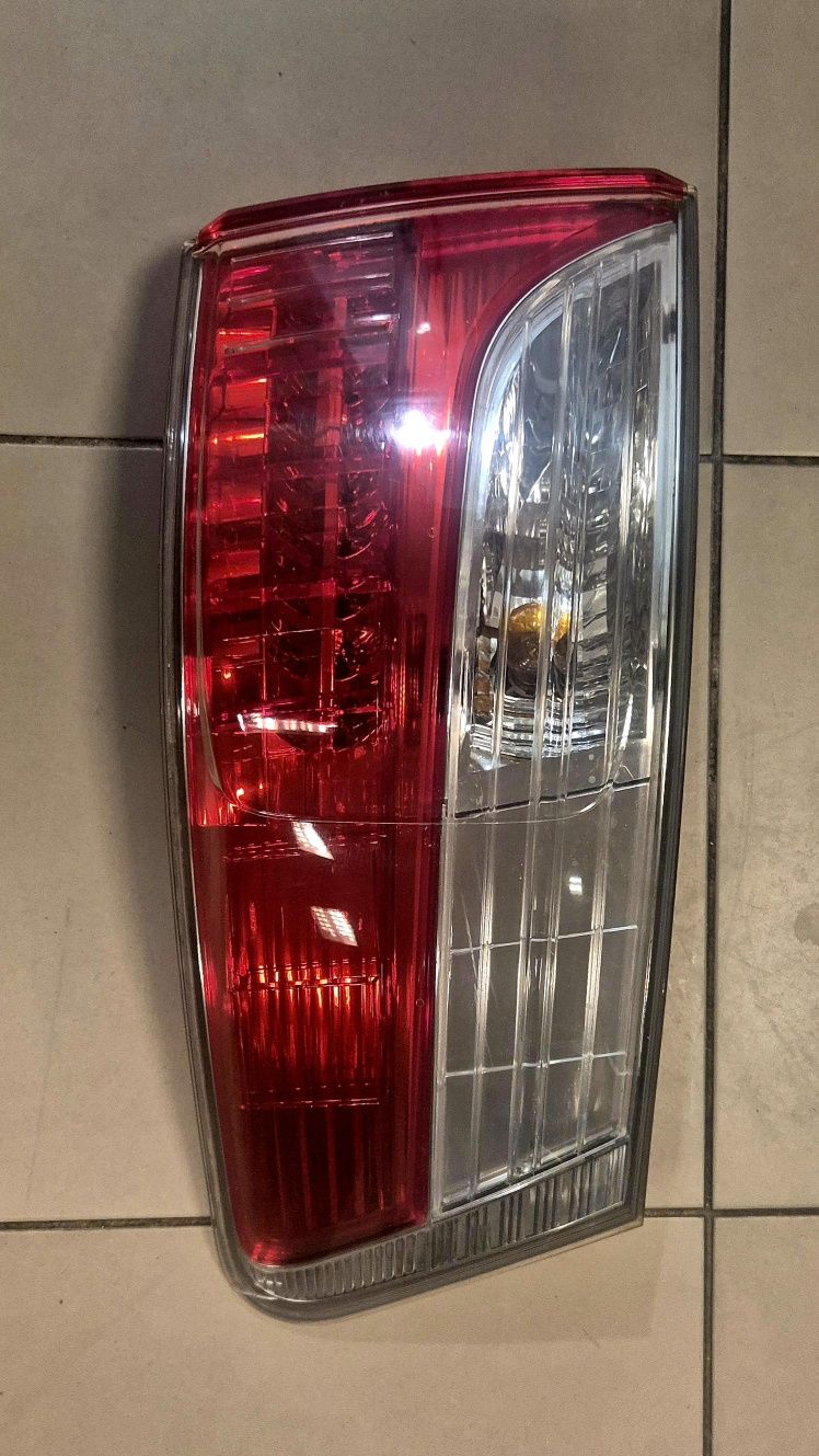 Peças Toyota Avensis T27 - Grelha / Ótica / Farolim