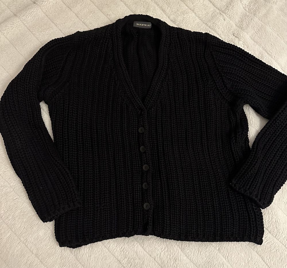 Czarny, mięsisty rozpinany sweter firmy REAPEAT