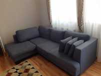 Sofa narożna w dobrym stanie wygodna do siedzenia.