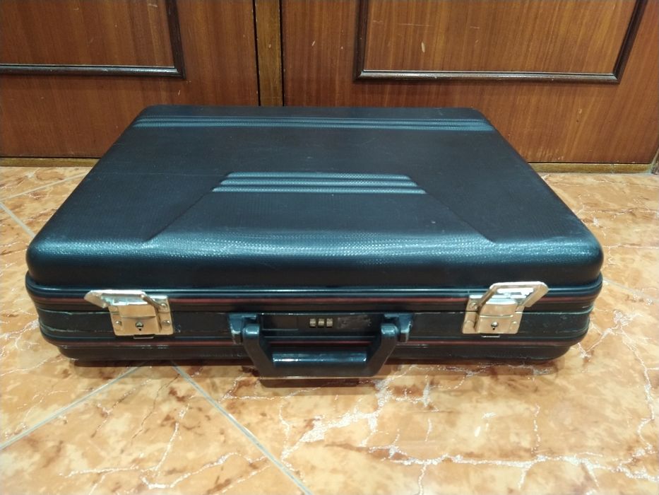 Mala de negócios ou pasta executiva casa quarto apartamento vivenda.