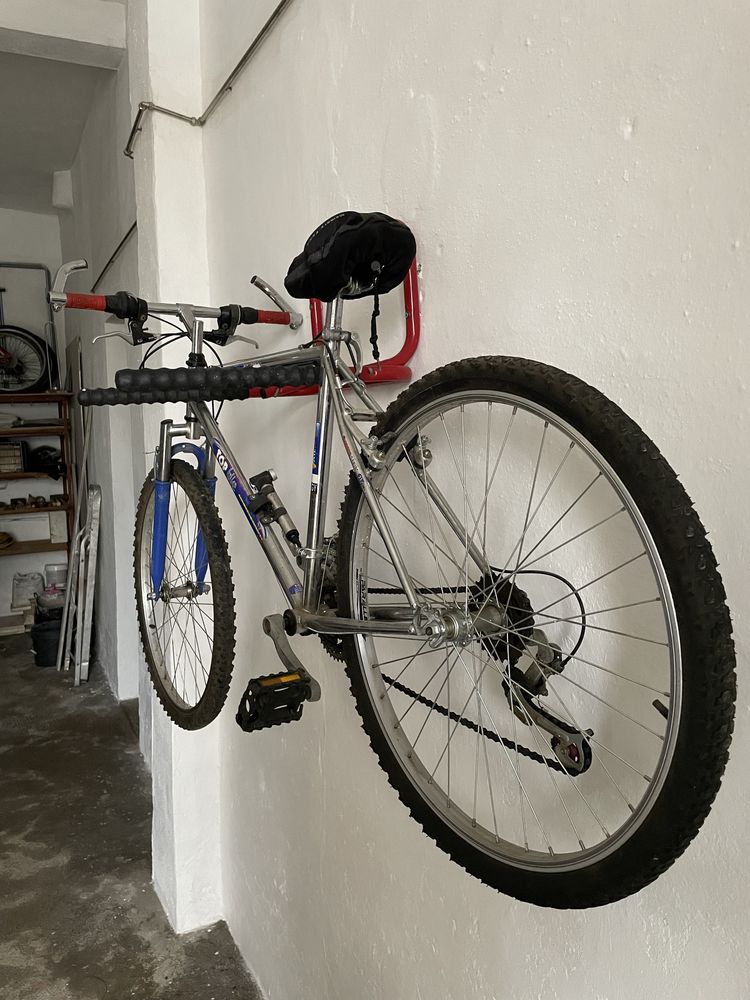 Bicicleta BTT com amortecedor dianteiro