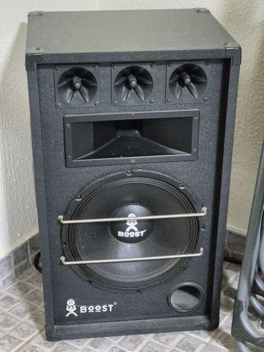 Colunas boost mais amplificador mesa de mistura e microfone