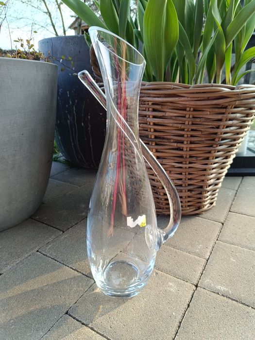 Szklany awangardowy dzbanek karafka