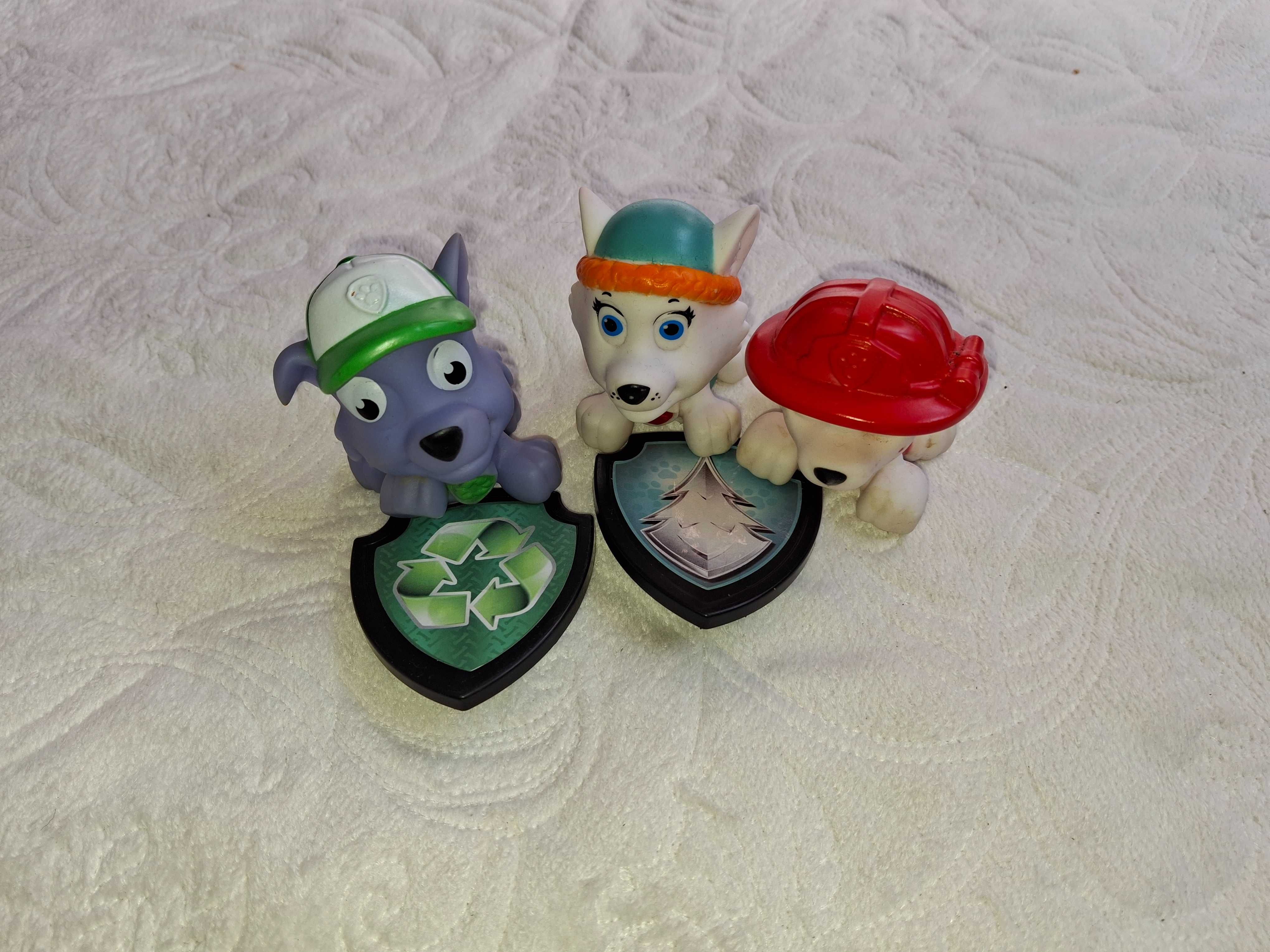 Zestaw Psi patrol 3 figurki zestaw Marshall Everest Rocky + odznaki