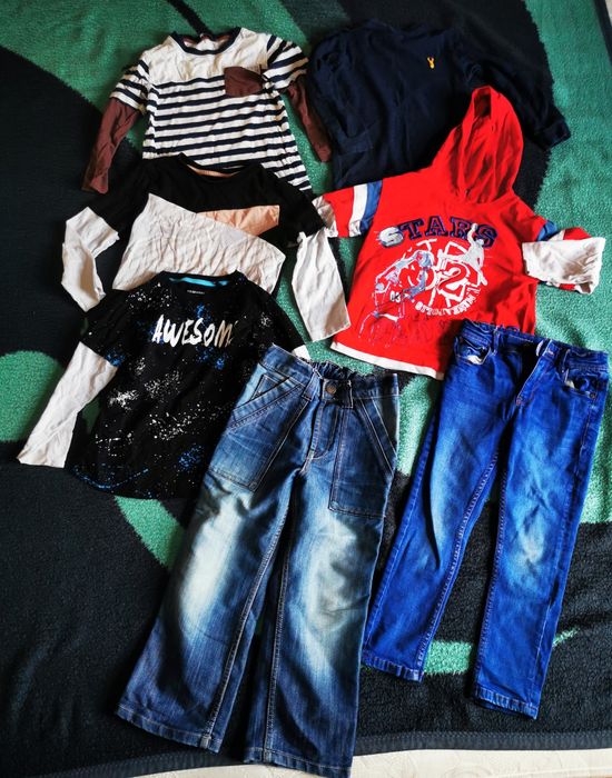 5 koszulek z długim rękawem i 2 pary jeansów