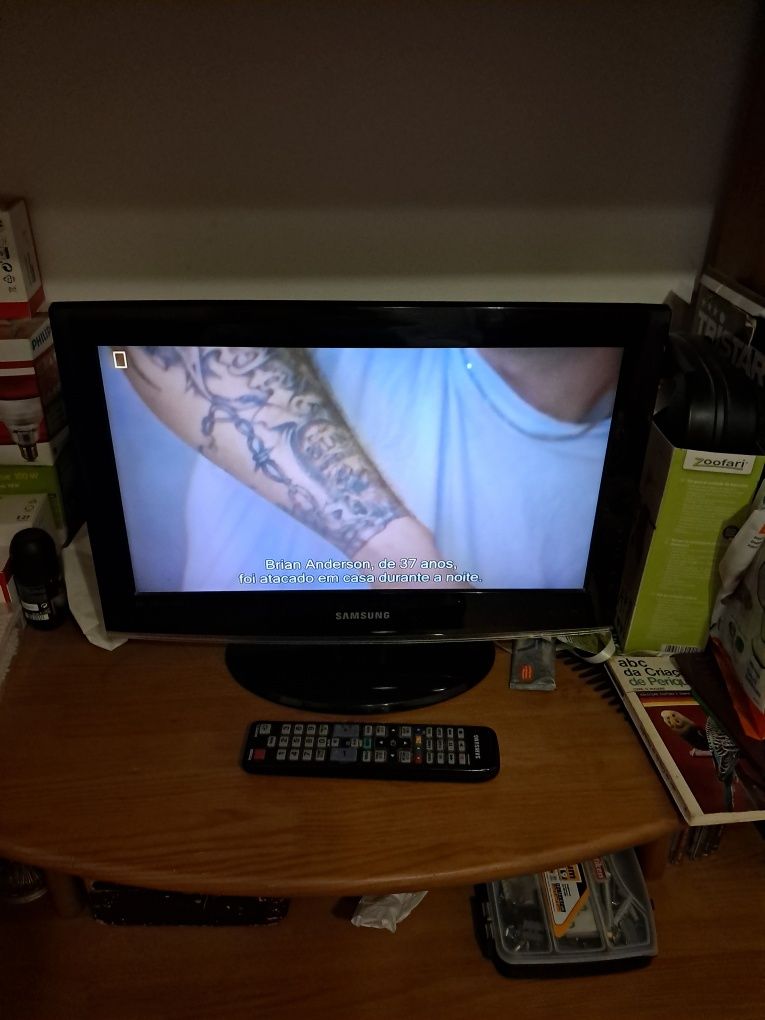 Tv ecran plano com comando de origem