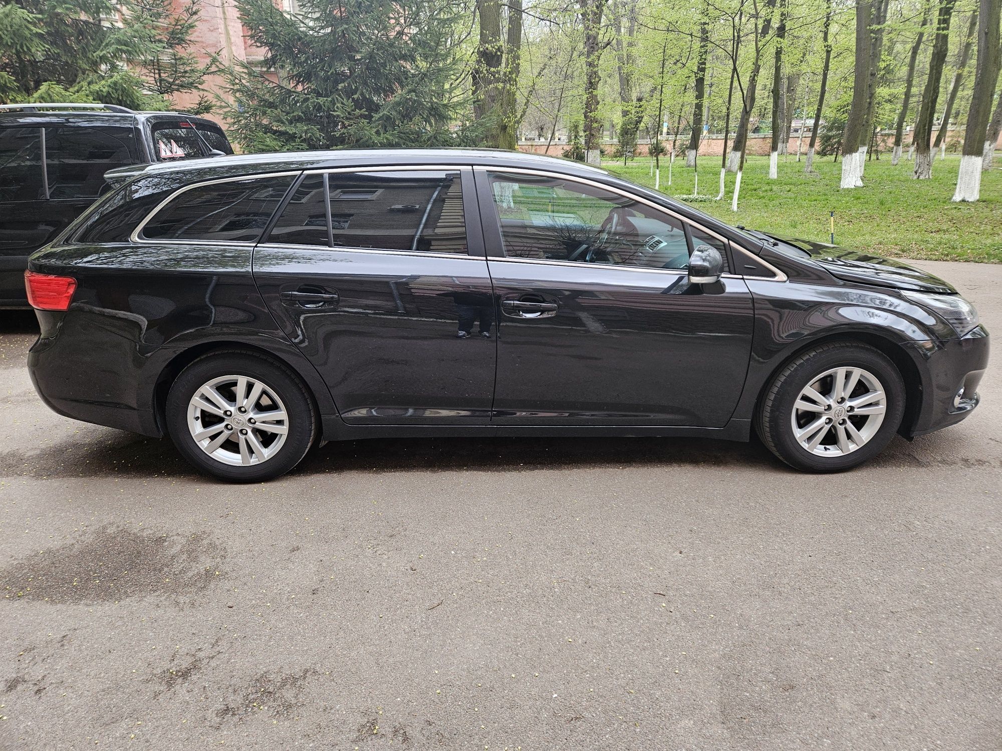 Toyota Avensis t 27 2013 року 2.0 d4d