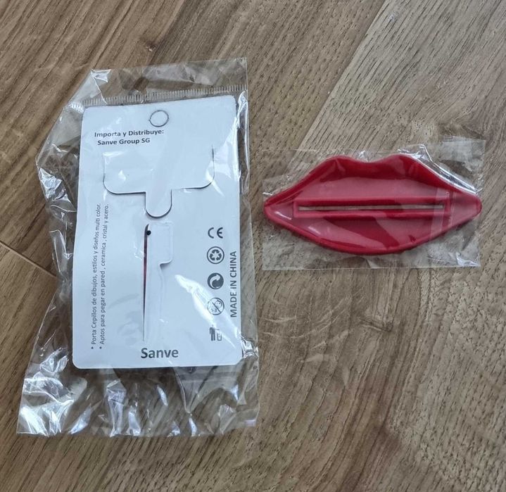 Uchwyt na szczoteczkę oraz wyciskacz pasty do zębów