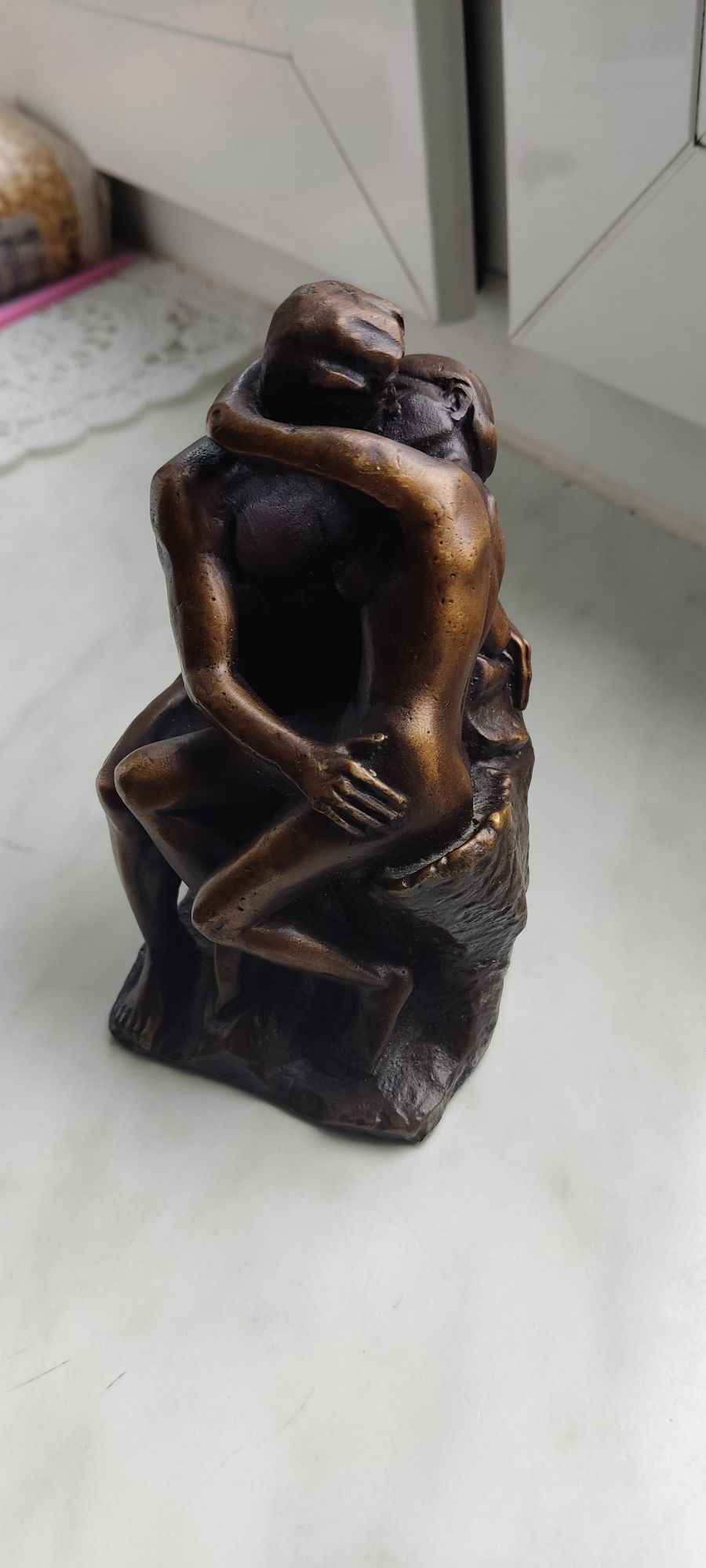 Ładna rzeźba figurka z brązu