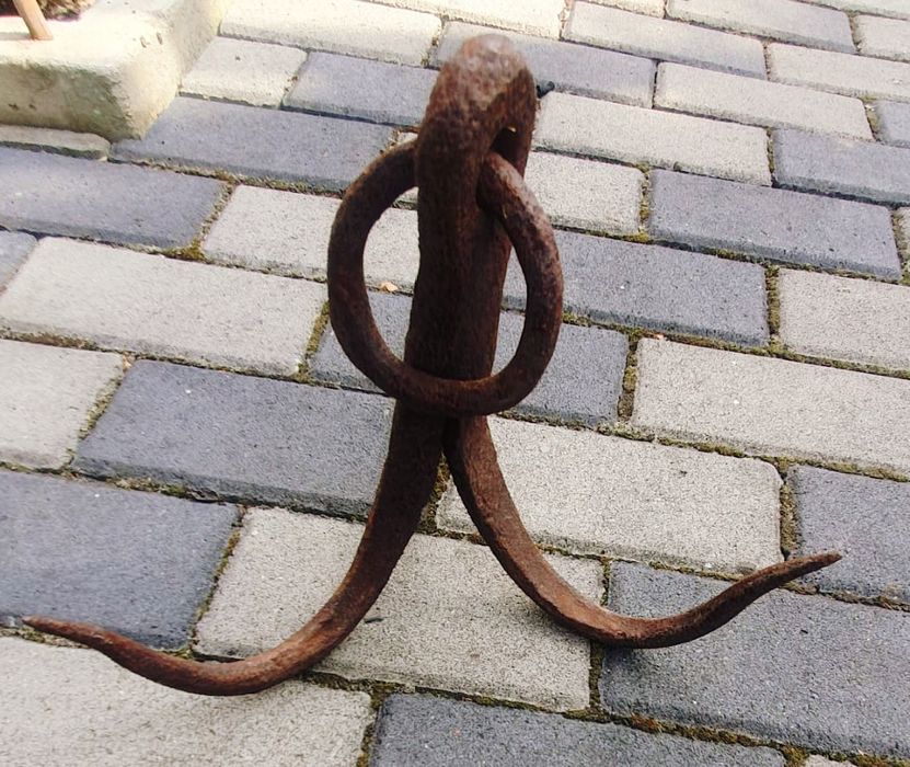 Stara zabytkowa kotwica