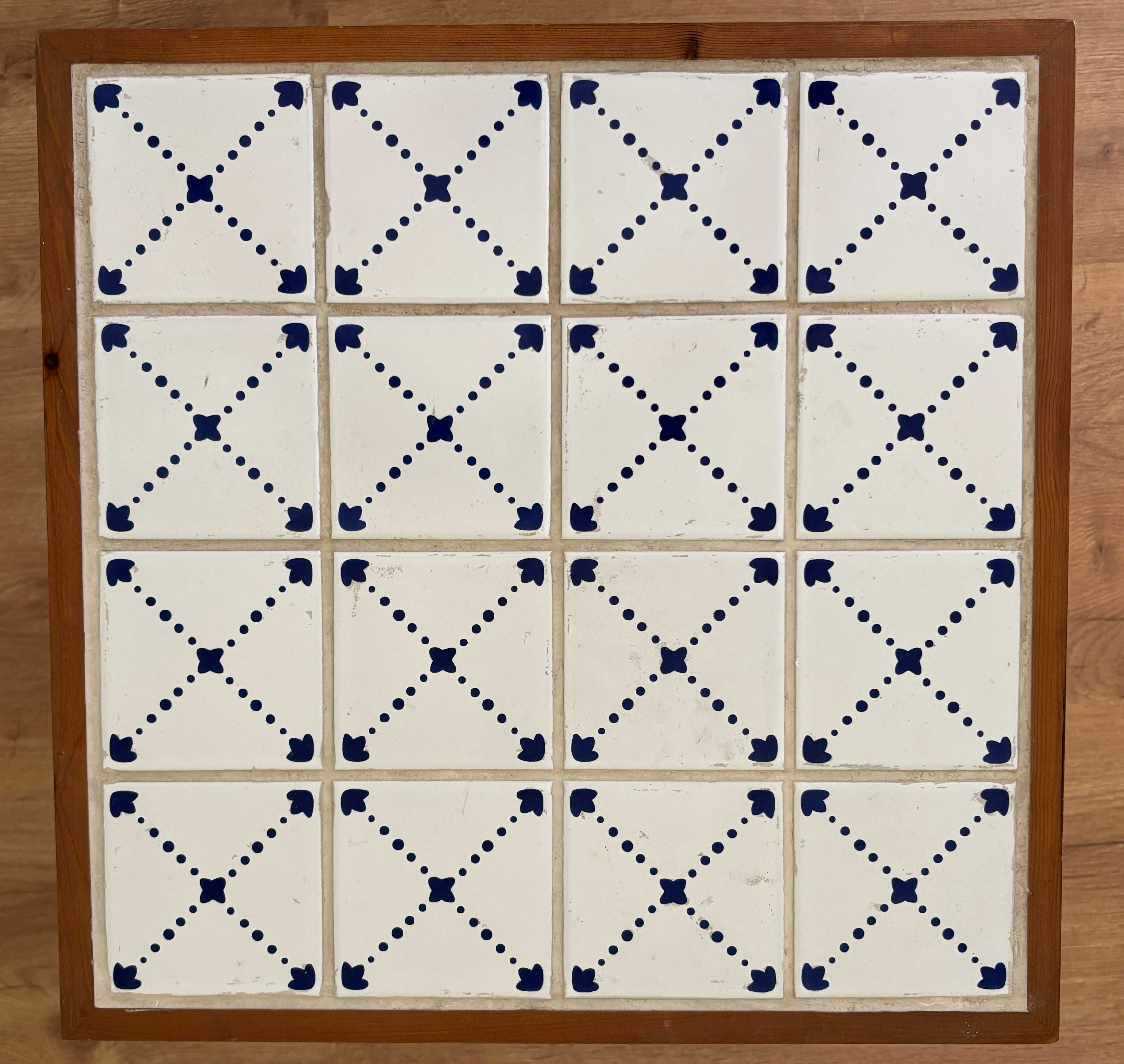 Mesas de cabeceira IKEA com topo em azulejo