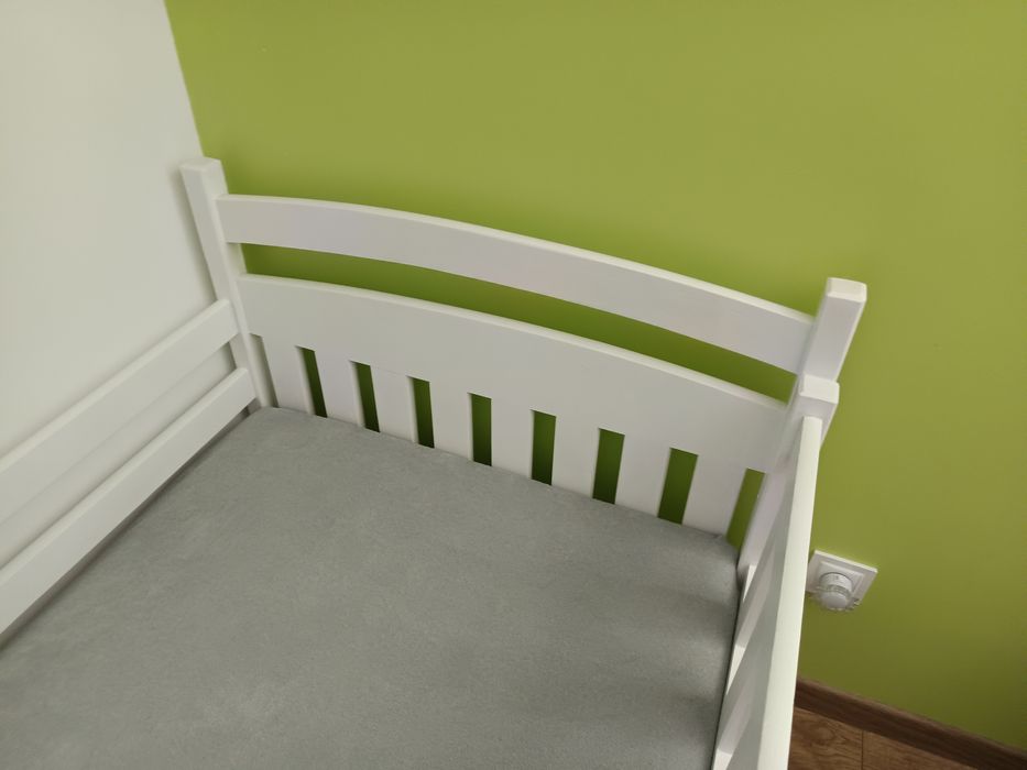 Łóżko drewniane jednoosobowe