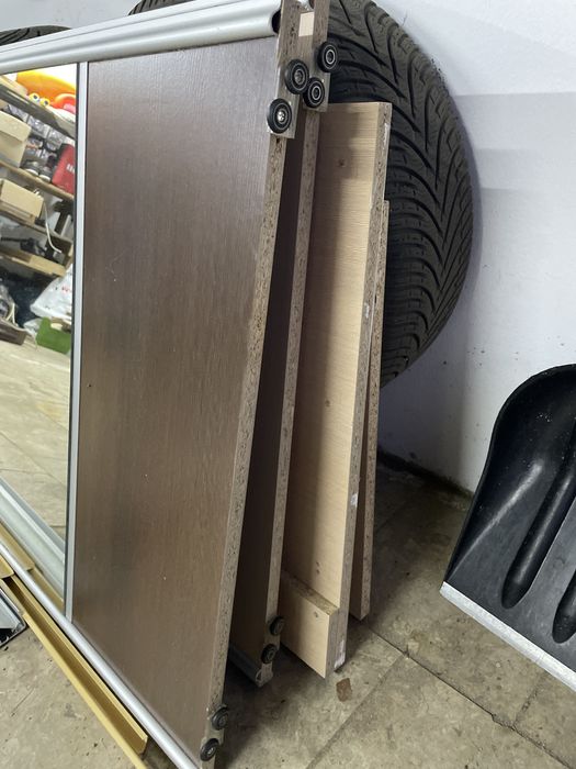 Drzwi przesuwne z prowadnicą plus lustro