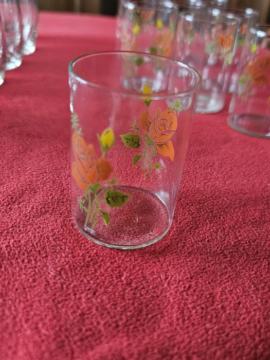 Kieliszki że złotym paskiem