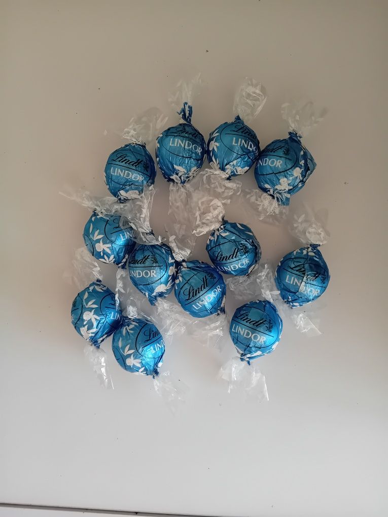 Praliny Lindt Lindor Biała Czekolada Z Ciasteczkami 500g Na Wagę.