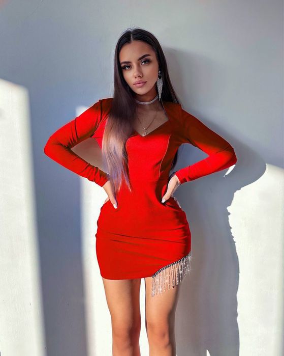 Жіноча сукня з бахрамою