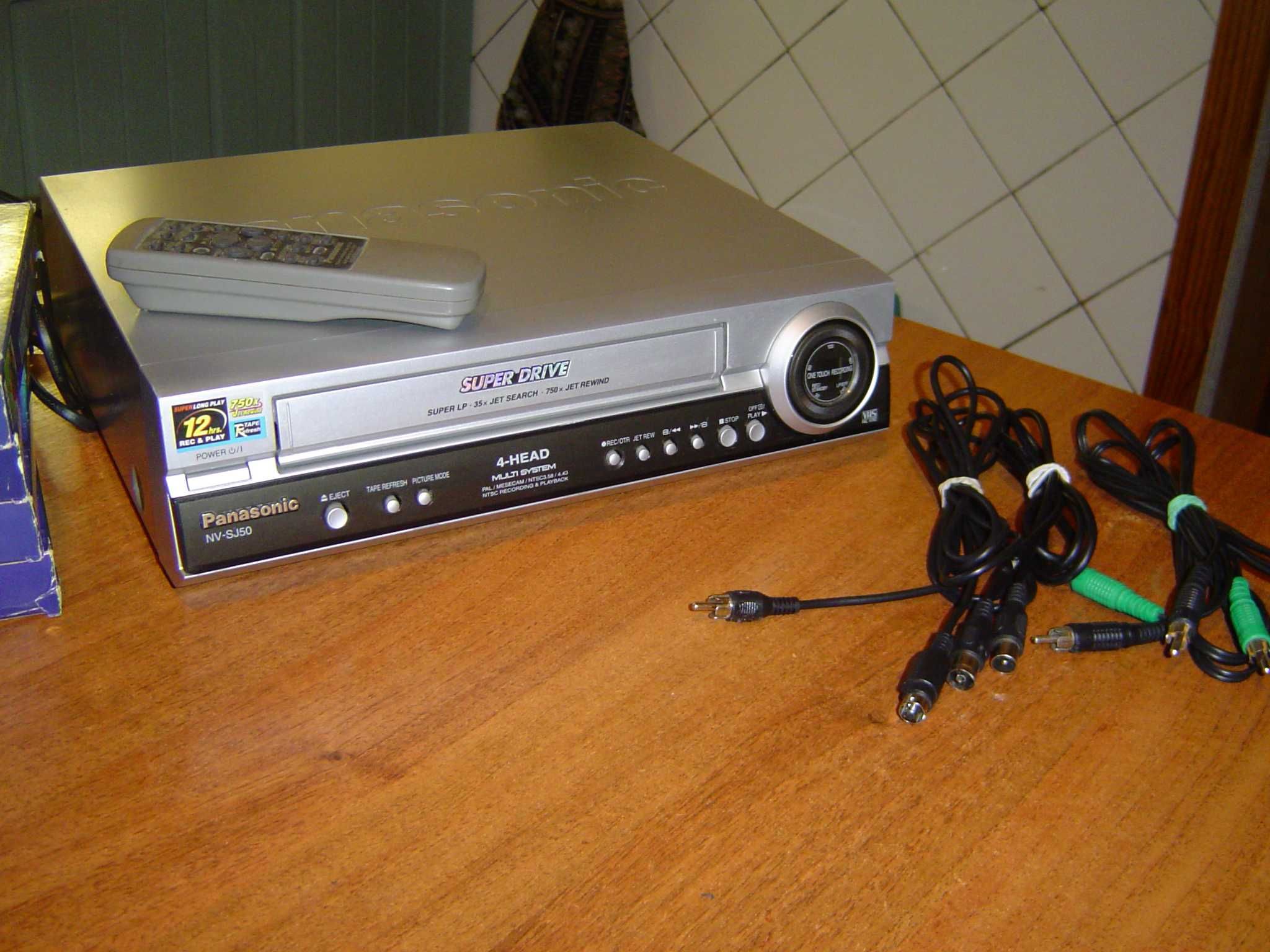 Відеопрогравач пишучий PanasonicNV-SJ50EU, в додаток відеокасети.