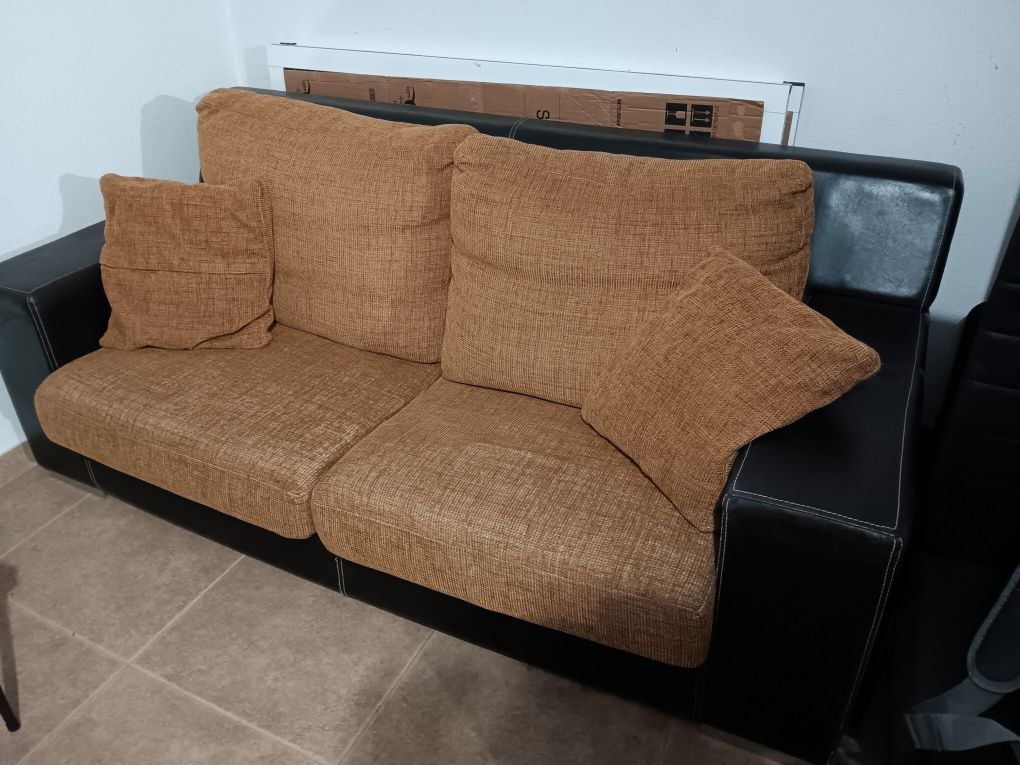 Excelente Sofa, braços em pele e almofadas com fecho.