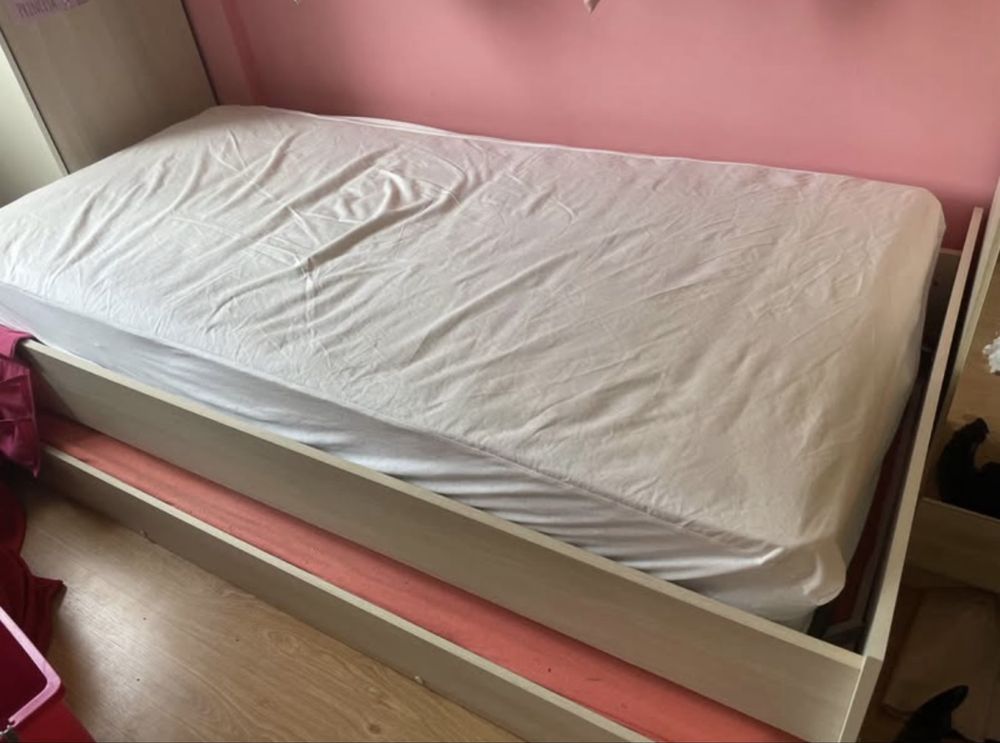 Mobilia de quarto com duas camas, uma de gaveta, e muita arrumação