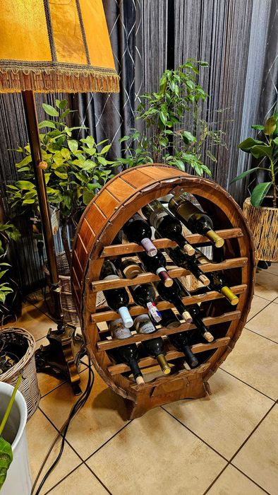 Drewniany stojak na wino beczka