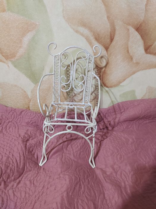 Стульчик  и подсвечник.