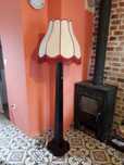 duża lampa drewniana stojąca