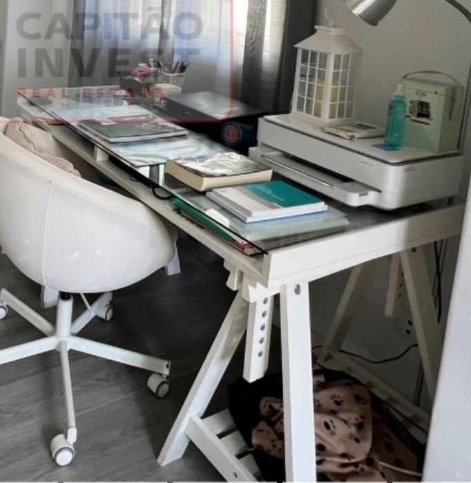 Secretária com tampo em vidro