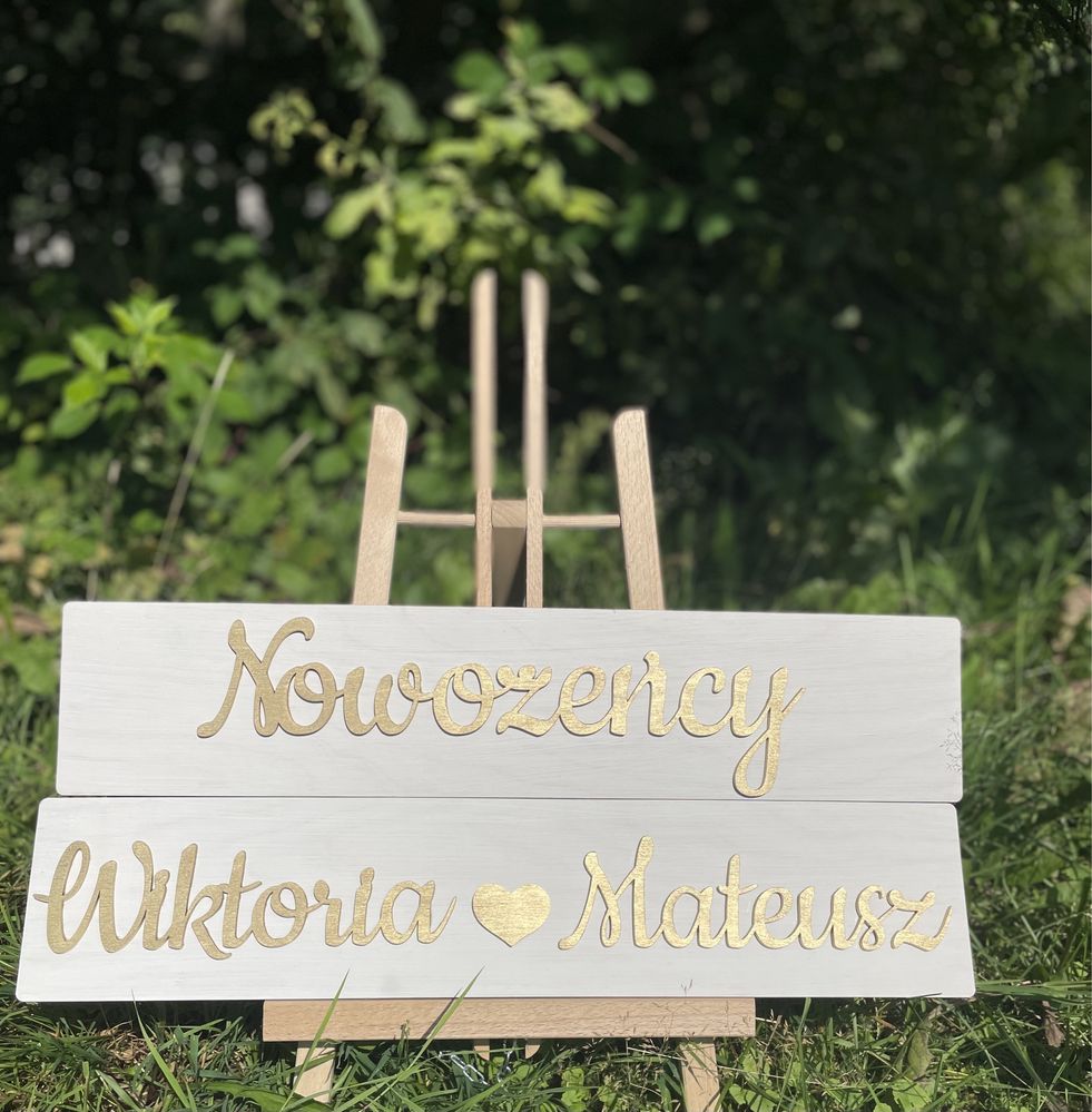 Komplet białych tablic rejestracyjnych ze złotymi napisami