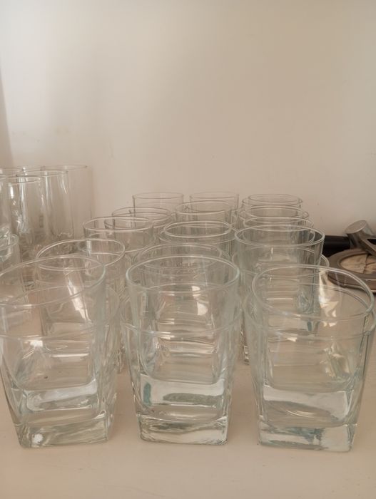 15 Copos de água e 15 de vinho