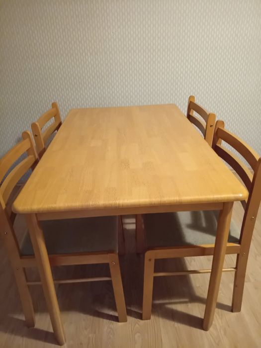 Sprzedam stół z 4 krzesłami