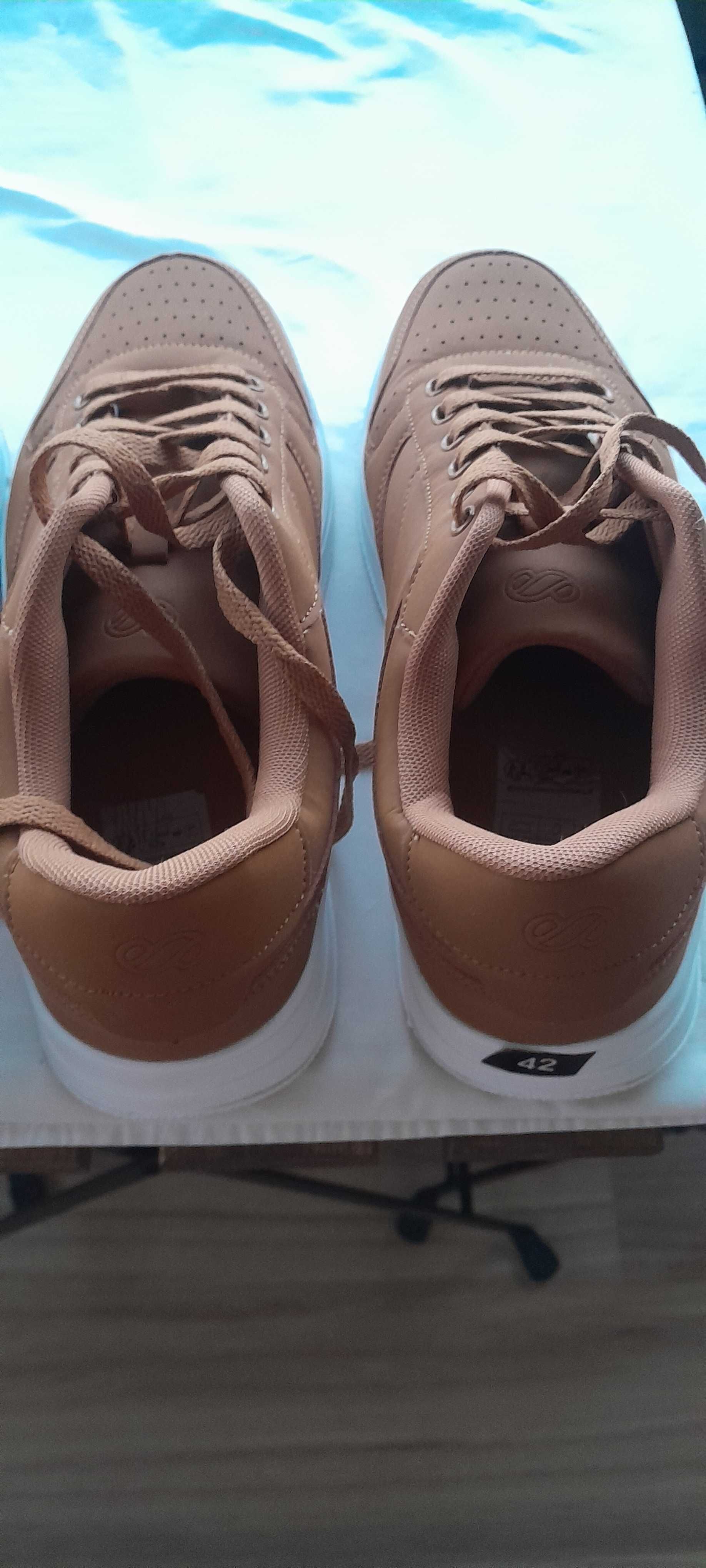 Vendo 2 pares de sapatilhas de homem, como novas.