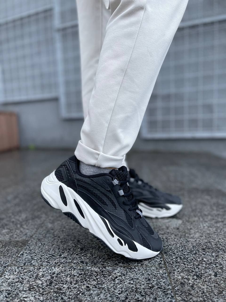 Чорні кросівки Adidas  Yeezy boost 700 v2 black&white