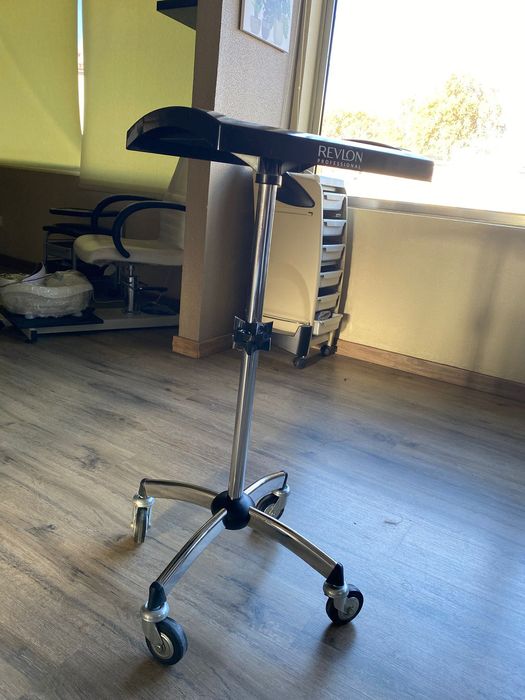 mesa de apoio móvel da revlon