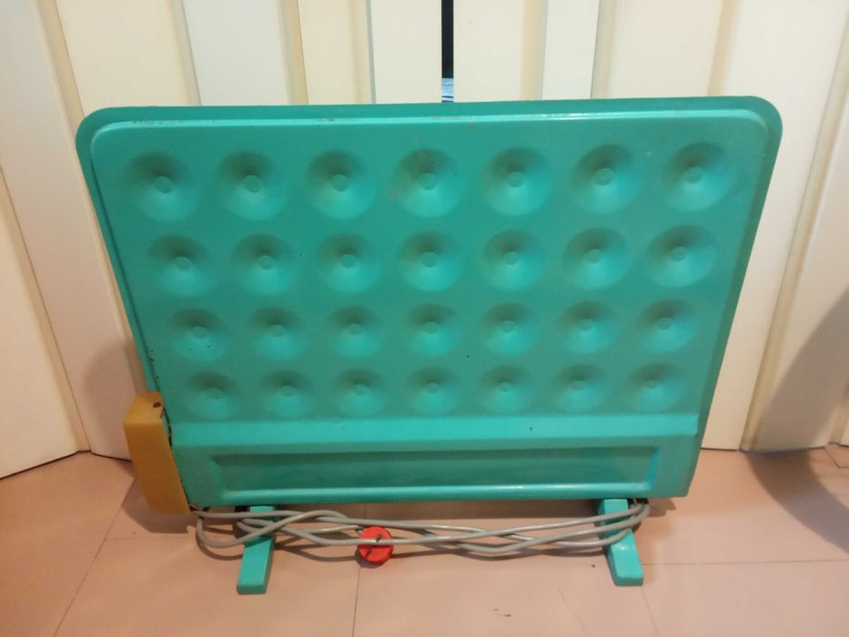 Grzejnik przenośny  elektryczny ,  olejowy 500 W . PRL .