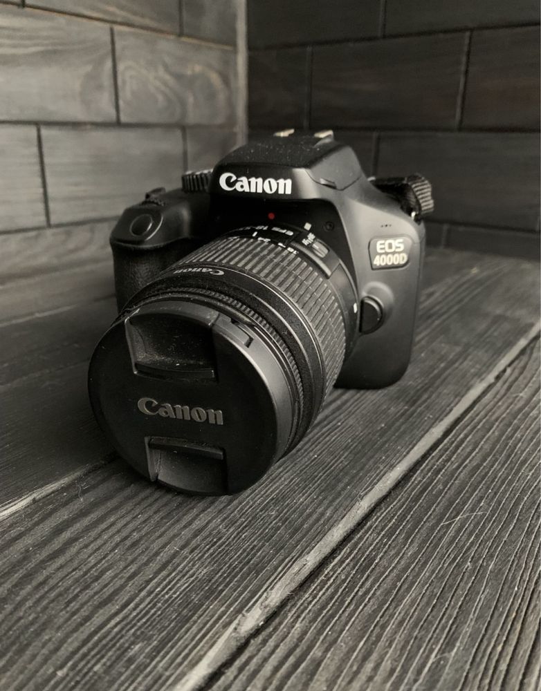 Дзеркальний фотоапарат Canon 4000D із обʼєктивом