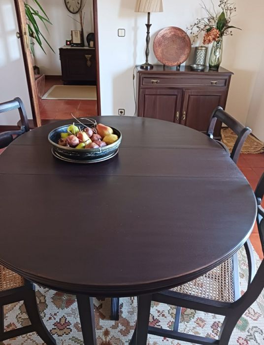 Cristaleira,  mesa, cadeira