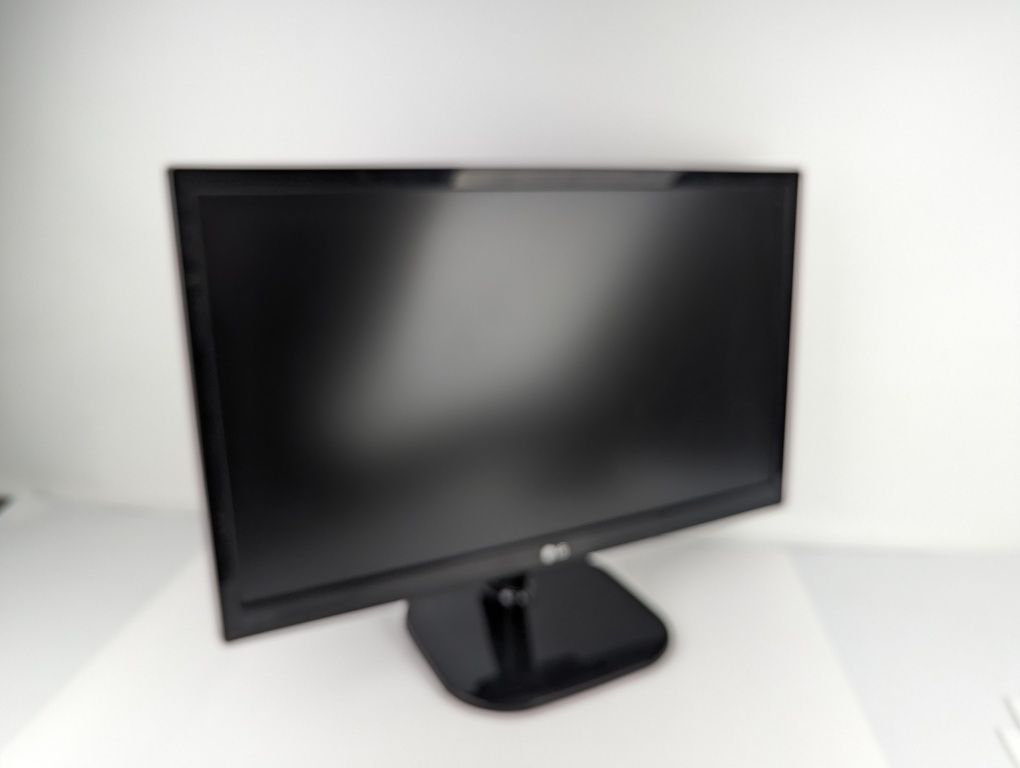 Монітор LG 22" IPS LED VGA