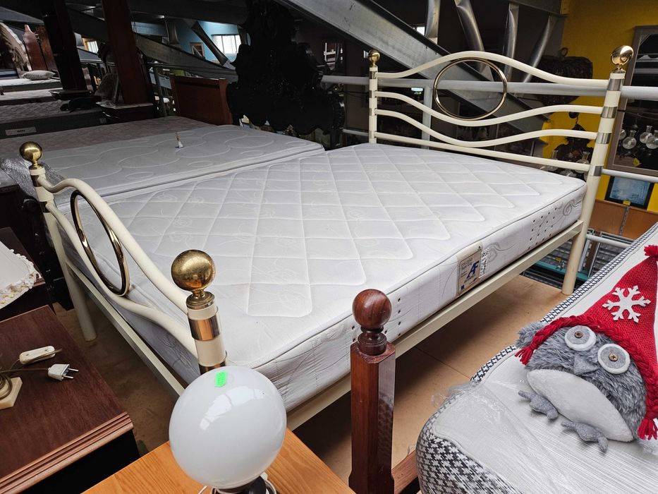 Cama em ferro com estrado e colchão - Bom estado geral