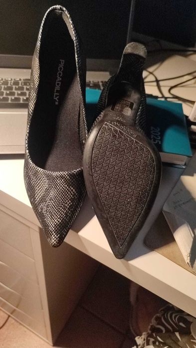 Sapatos novos Picadilly em pelo de cobra número 36