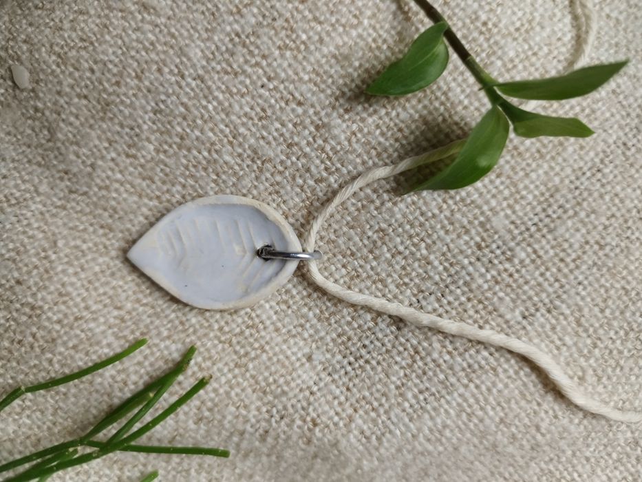Ceramiczna zawieszka naszyjnik szary liść handmade