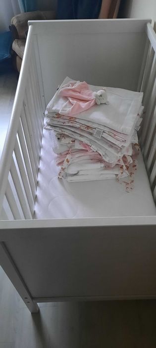 Berço e colchão Ikea