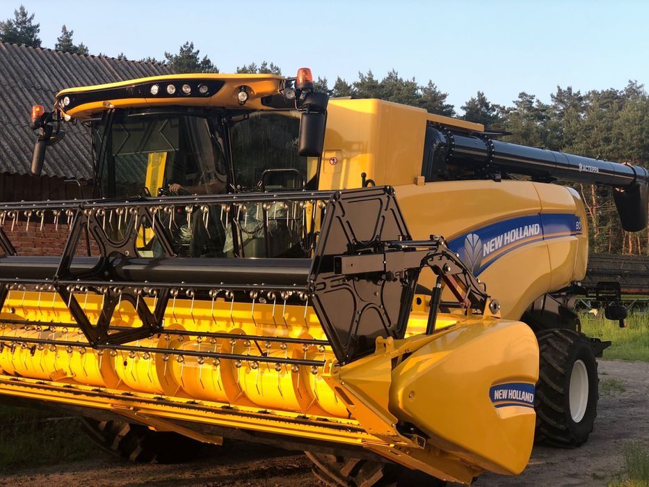 Комбайн з зерновою жаткою New Holland CX8.80